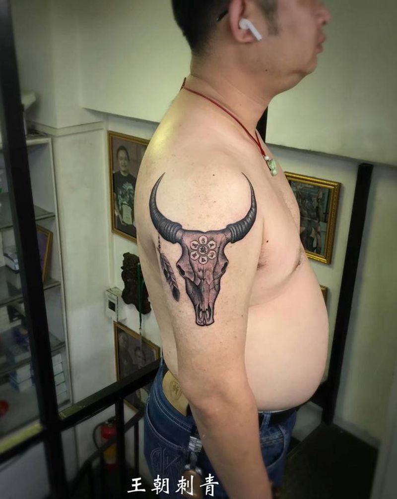 牛骨纹身图片_手臂欧美写实牛头牛骨纹身图案