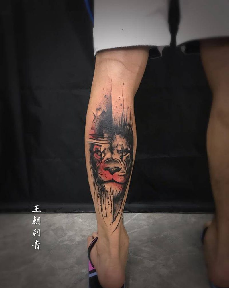 狮子纹身图片_腿部欧美写实水墨狮子纹身图案