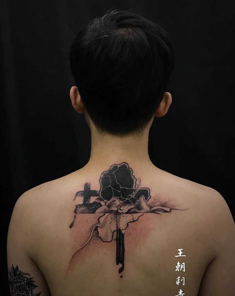 地图纹身图片_背部水墨新传统地图纹身图案