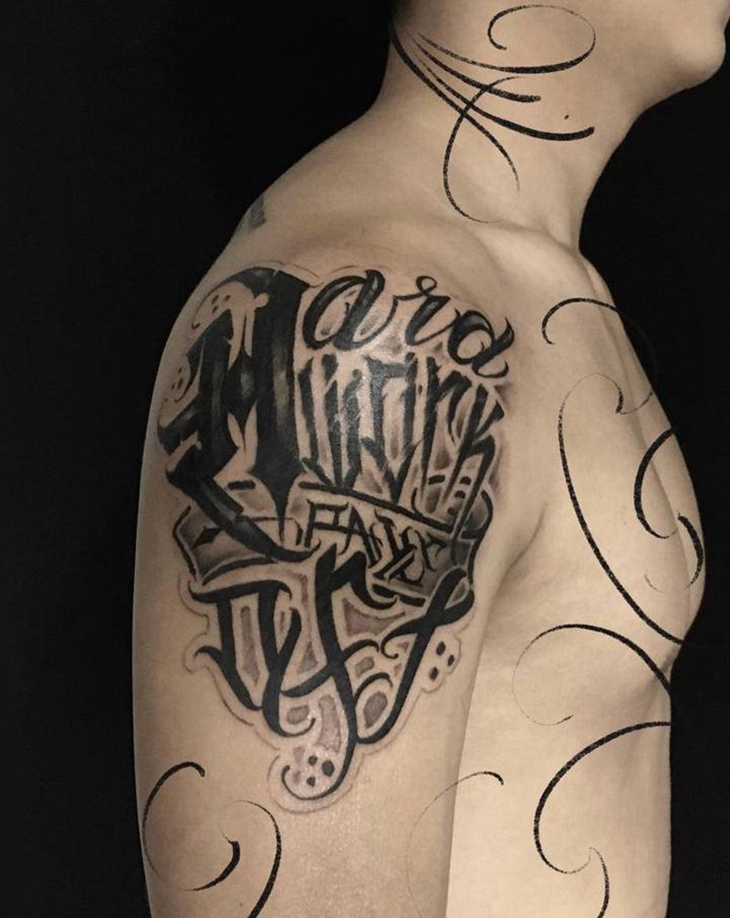 花体字纹身图片_手臂花体字纹身图案