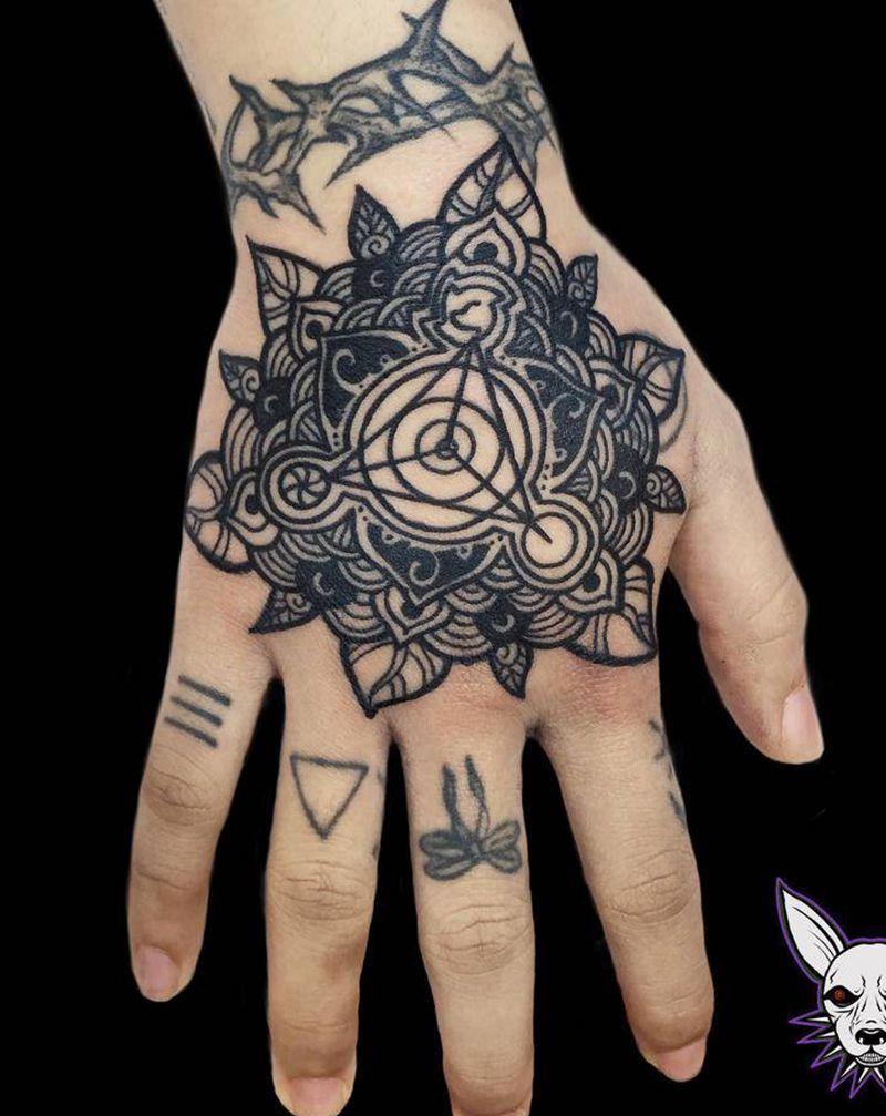 曼陀罗纹身图片_手部点刺几何纹身图案