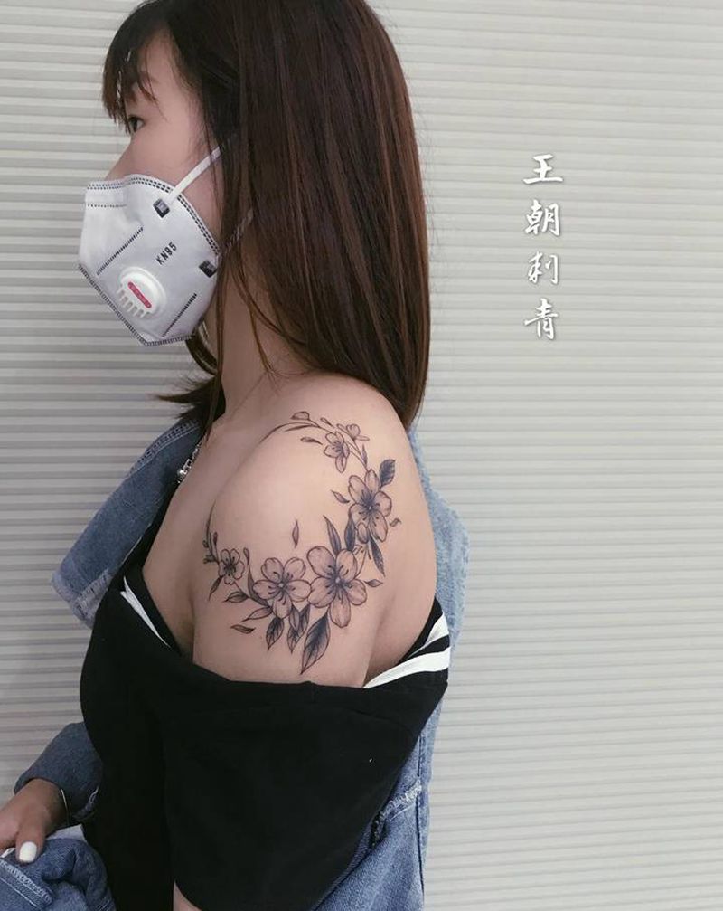 肩花纹身图片_肩部新传统素花纹身图案