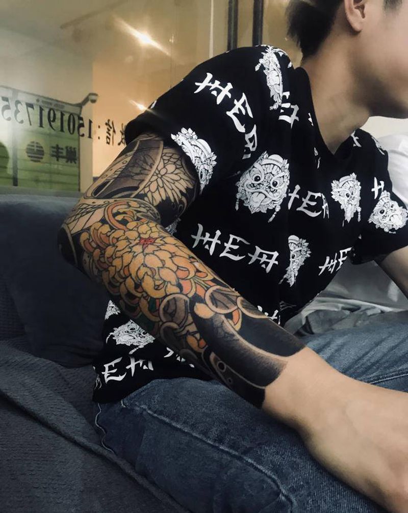 老传统纹身图片_手臂手部老传统菊花蛇纹身图案