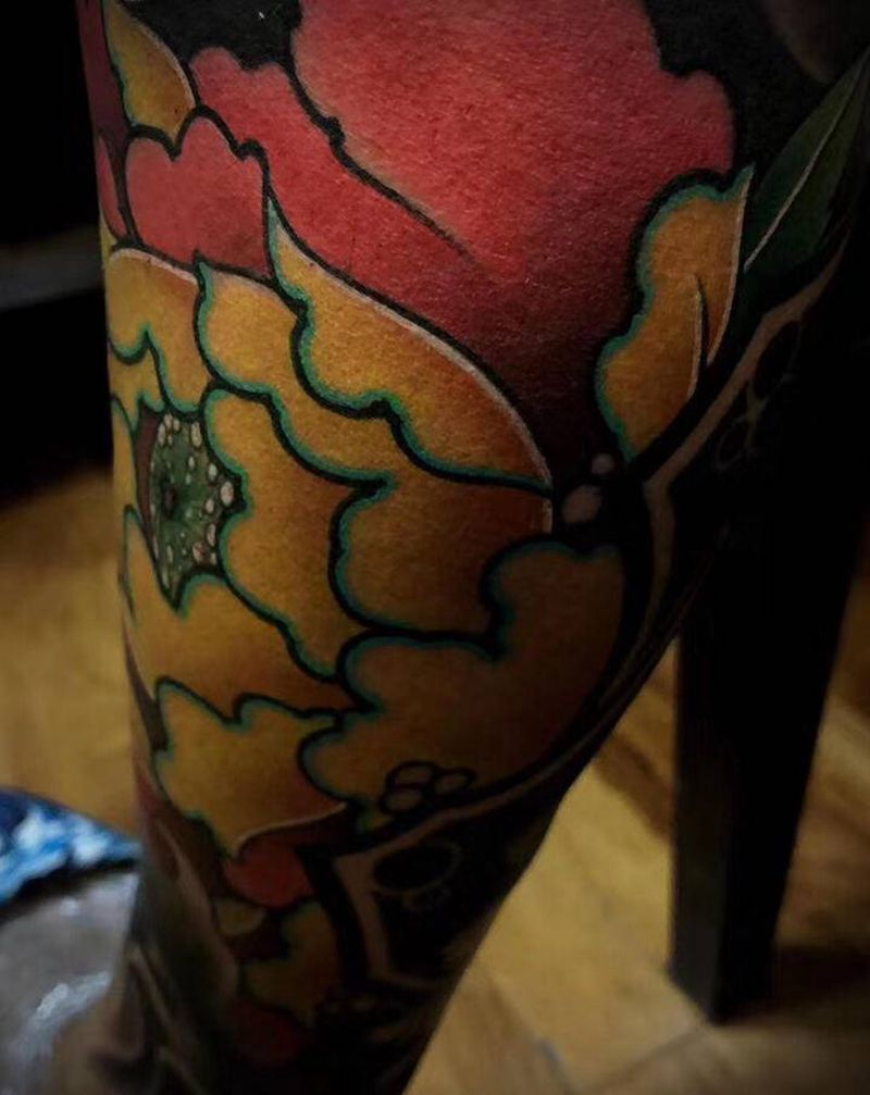 牡丹花纹身图片_腿部纹身图案