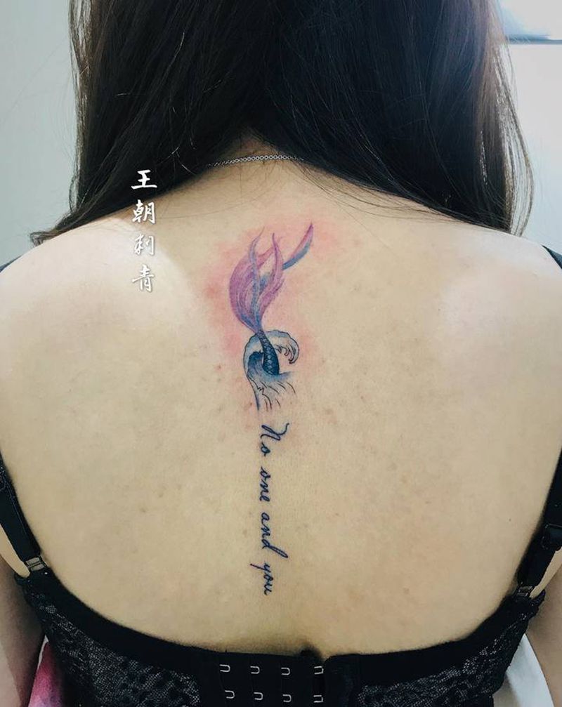 鱼纹身图片_背部颈部新传统水彩鱼纹身图案