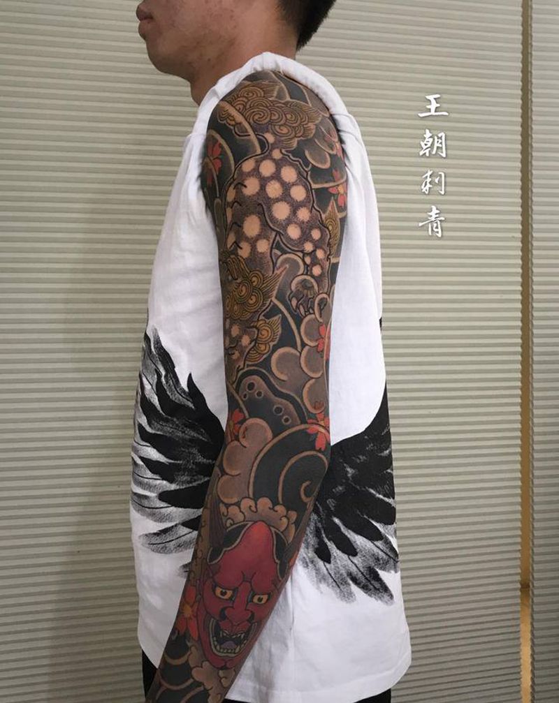 老传统花臂纹身图片_手臂老传统花臂唐狮般若纹身图案