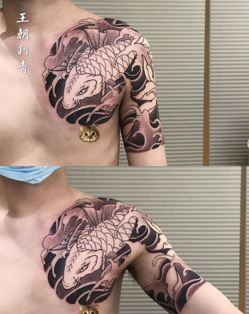 半甲鲤鱼纹身图片_手臂新传统半甲鲤鱼莲花纹身图案