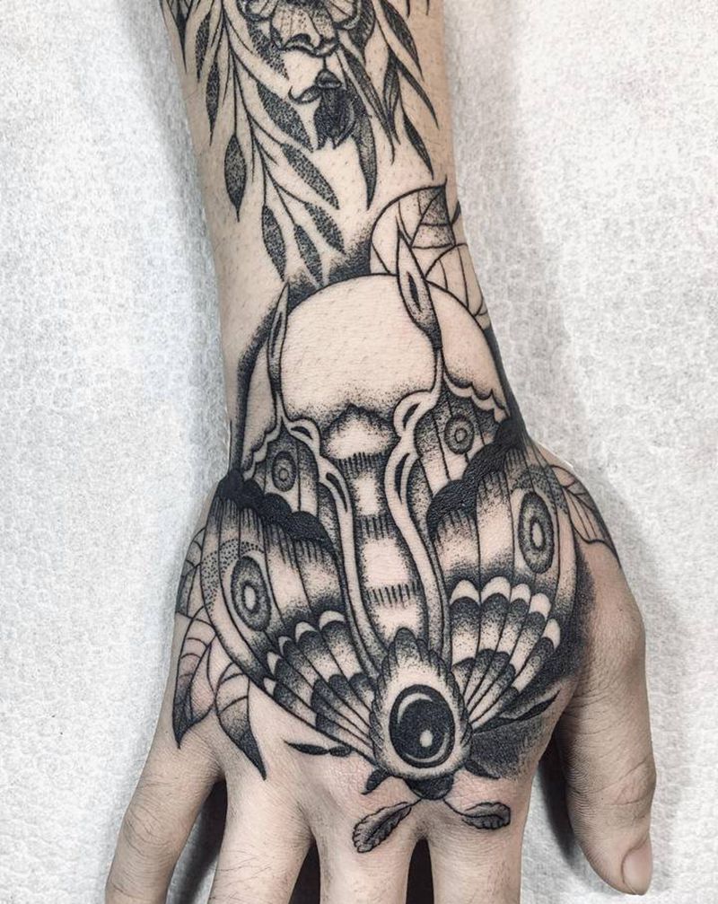 暗黑飞蛾纹身图片_手部点刺纹身图案