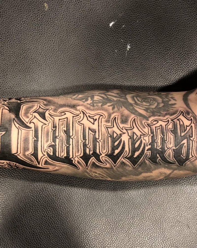 狮子座纹身图片_手臂花体字纹身图案