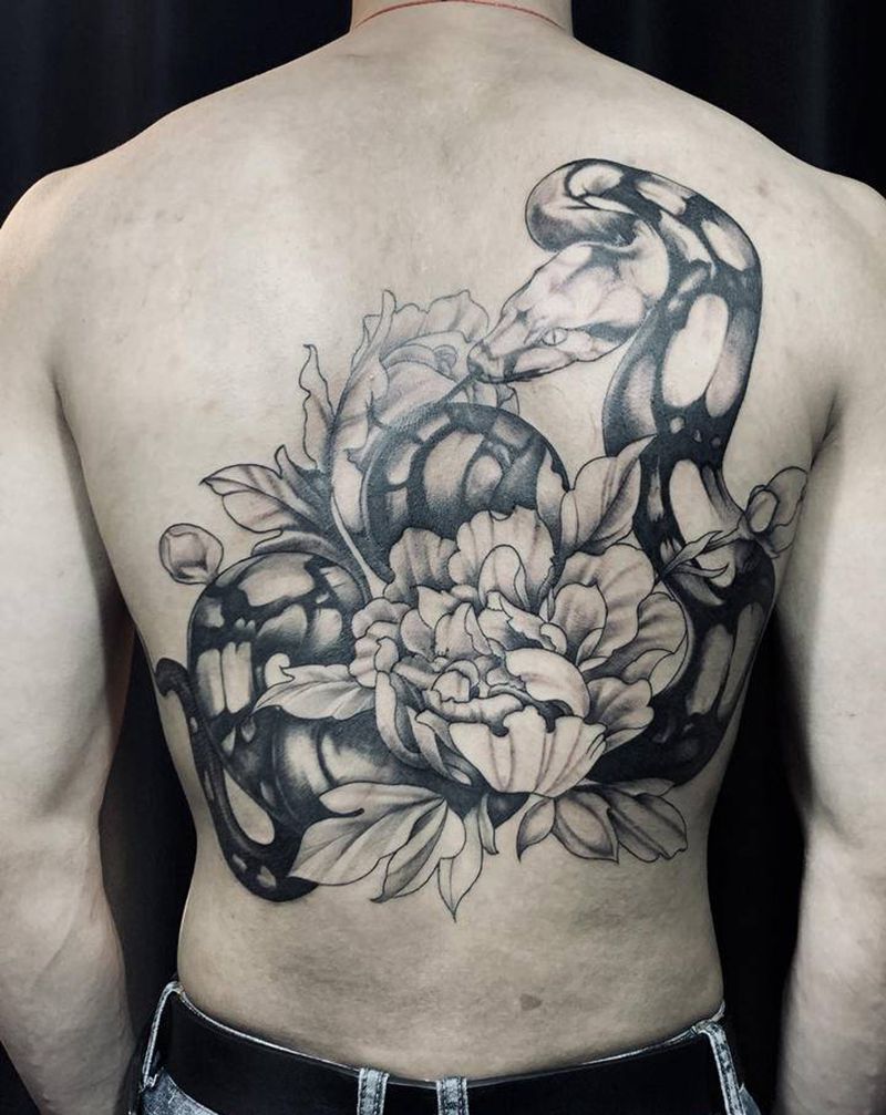 牡丹蛇纹身图片_背部欧美写实纹身图案