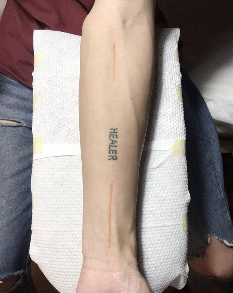 遮盖纹身图片_手部花体字纹身图案