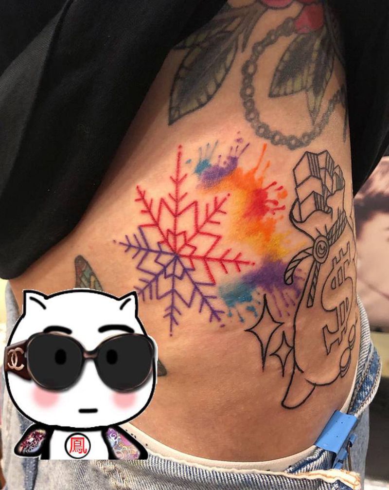 刺客三连扎纹身图片_手部腰部Old School花体字纹身图案