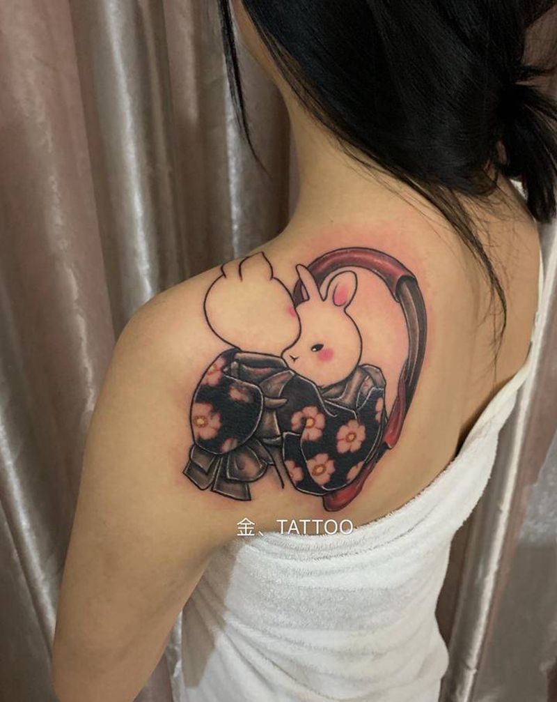 小兔子遮盖纹身图片_肩部背部纹身图案