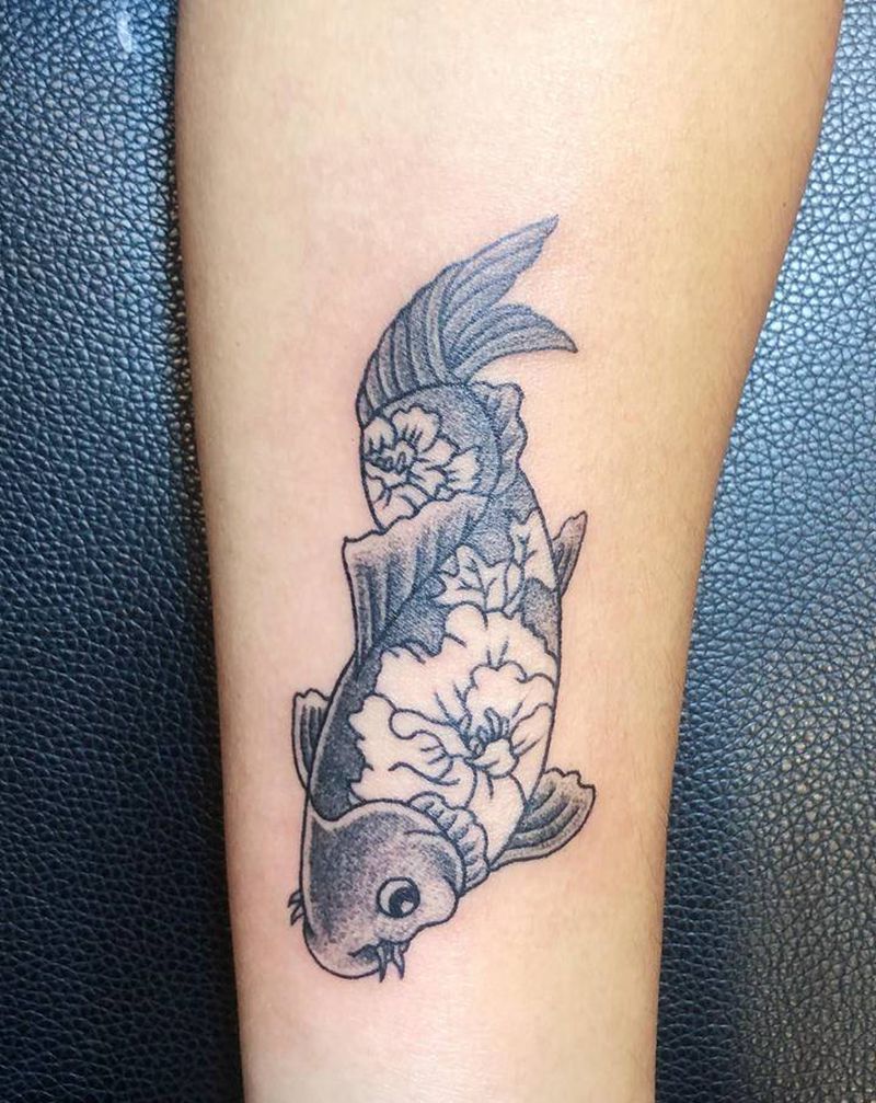 年年有鱼纹身图片_手臂点刺纹身图案