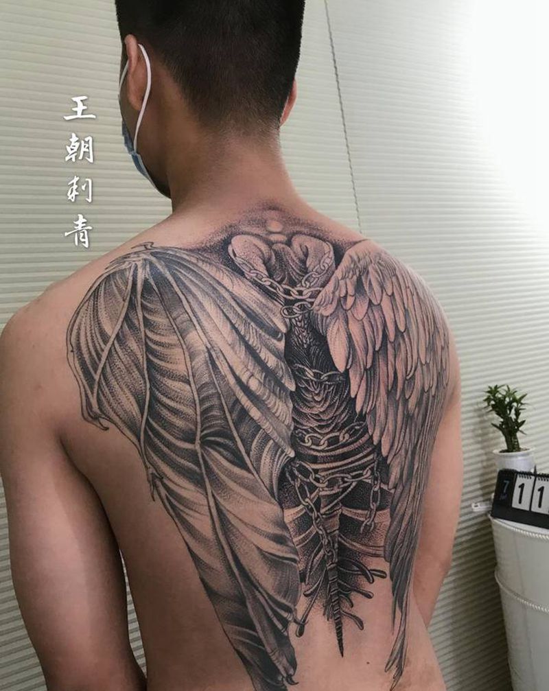 翅膀纹身图片_背部新传统点刺翅膀纹身图案