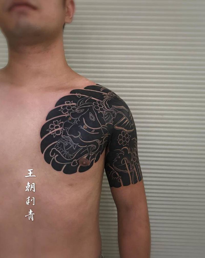 半甲纹身图片_手臂胸部老传统半甲鲤鱼般若纹身图案