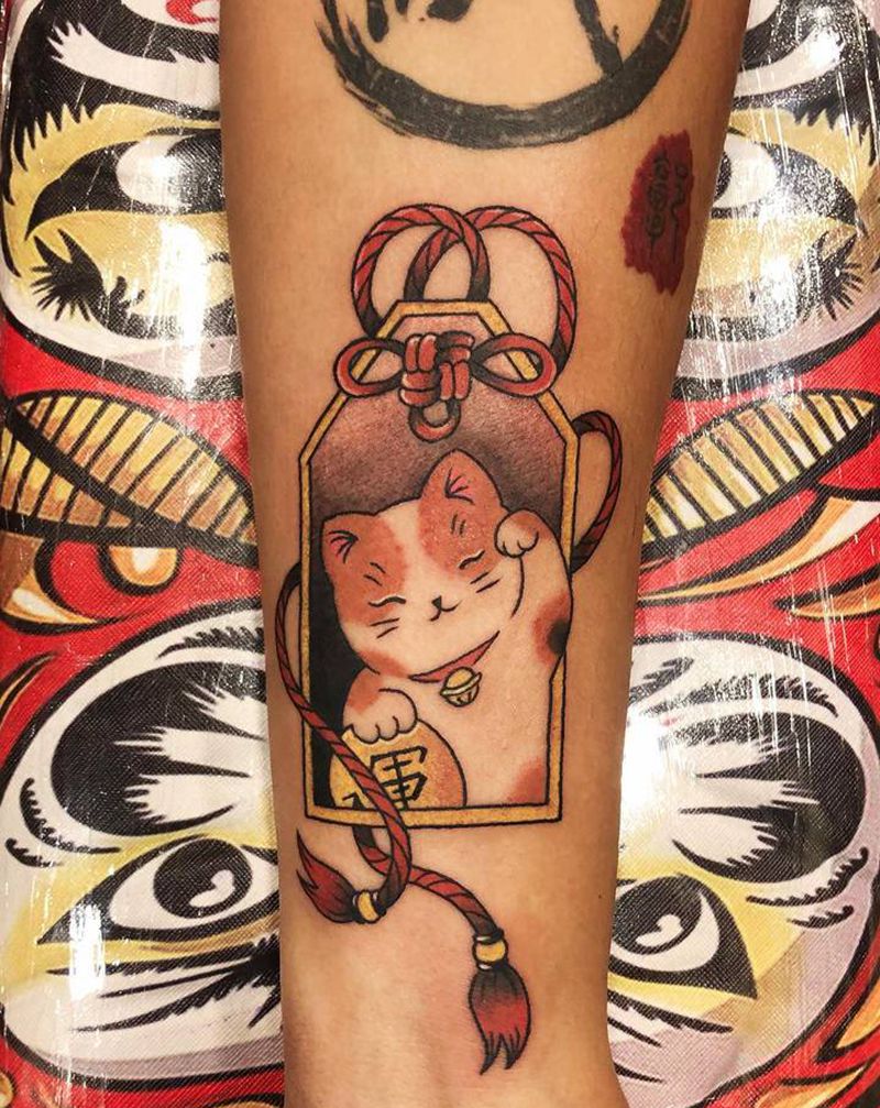 御守猫咪纹身图片_手臂老传统纹身图案