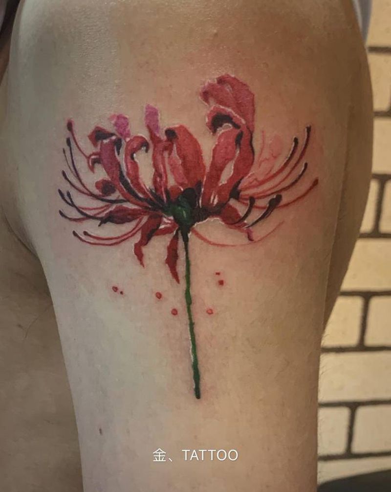 彼岸花纹身图片_手臂肩部新传统水彩纹身图案