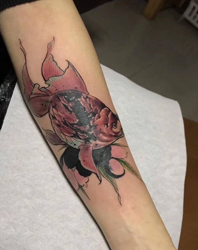 金鱼遮盖字母纹身图片_手臂新传统纹身图案