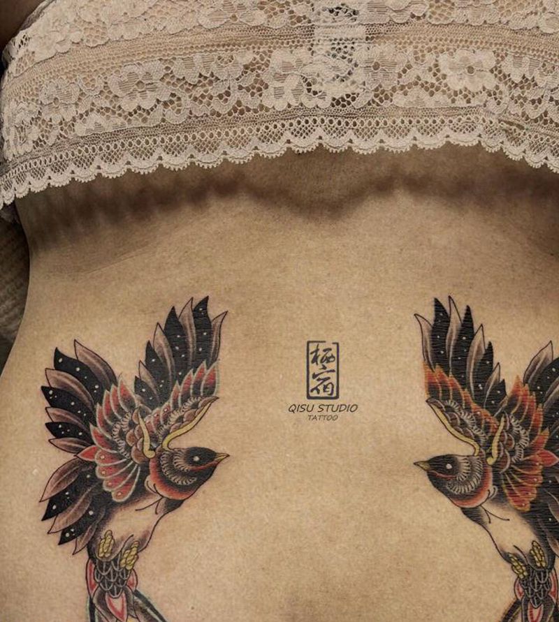 一对飞燕纹身图片_背部纹身图案