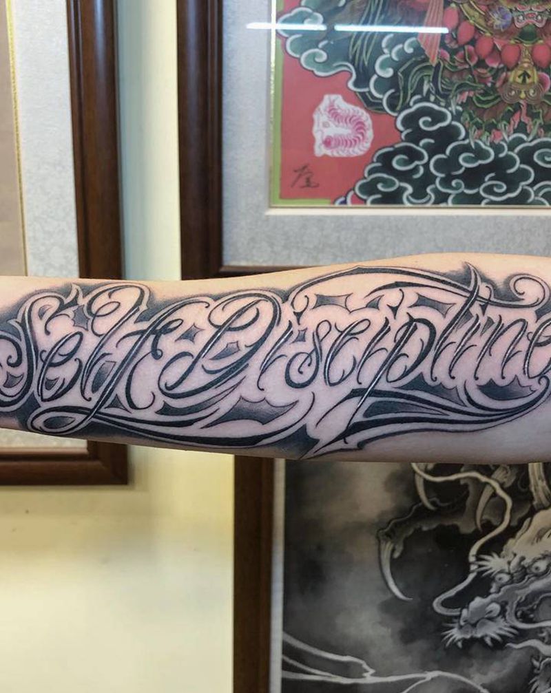 自律纹身图片_手臂花体字纹身图案