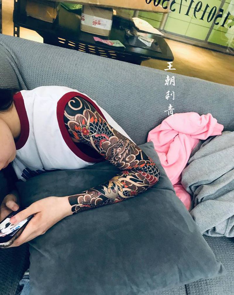 龙纹身图片_手臂老传统龙纹身图案