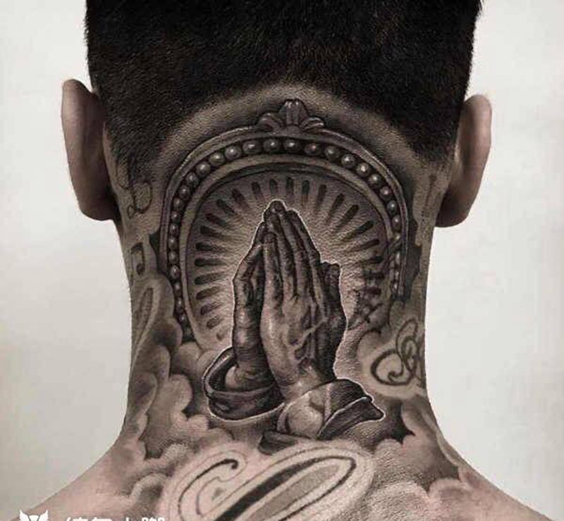 上帝之手纹身图片_颈部欧美写实纹身图案