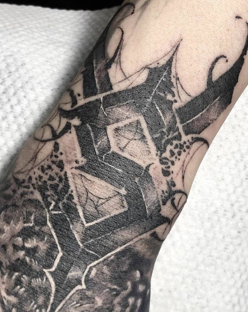 猫头鹰➕花体纹身图片_手部欧美写实花体字纹身图案