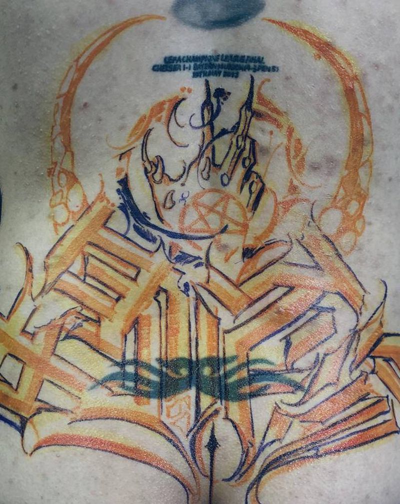 唤醒纹身图片_腰部背部花体字纹身图案