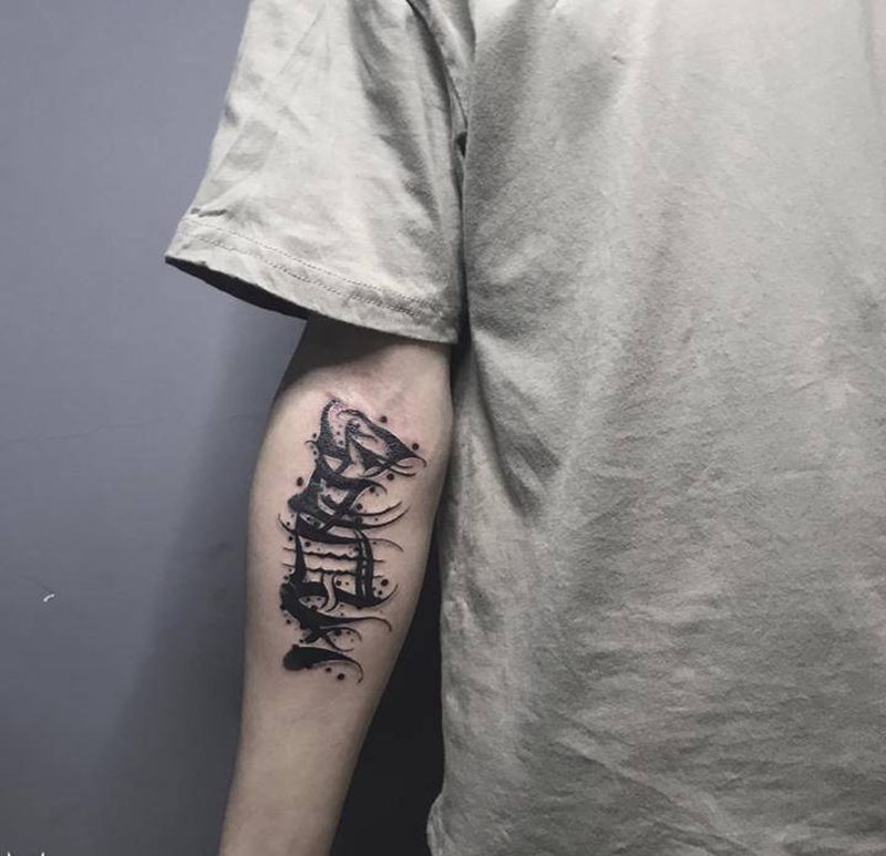 原创暗黑花体遮盖纹身图片_手臂花体字暗黑花体遮盖纹身图案