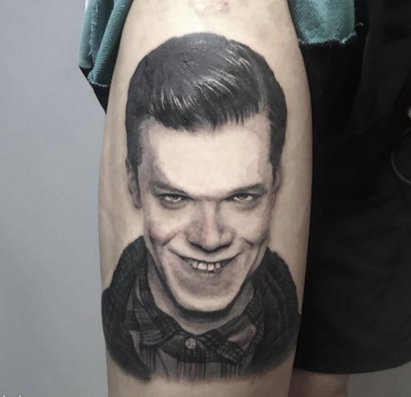 写实头像小丑纹身图片_腿部欧美写实小丑纹身图案