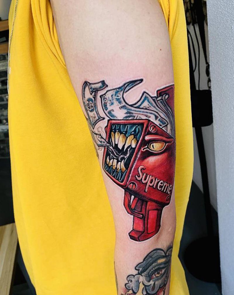 Supreme 喷钱枪纹身图片_手臂New School纹身图案
