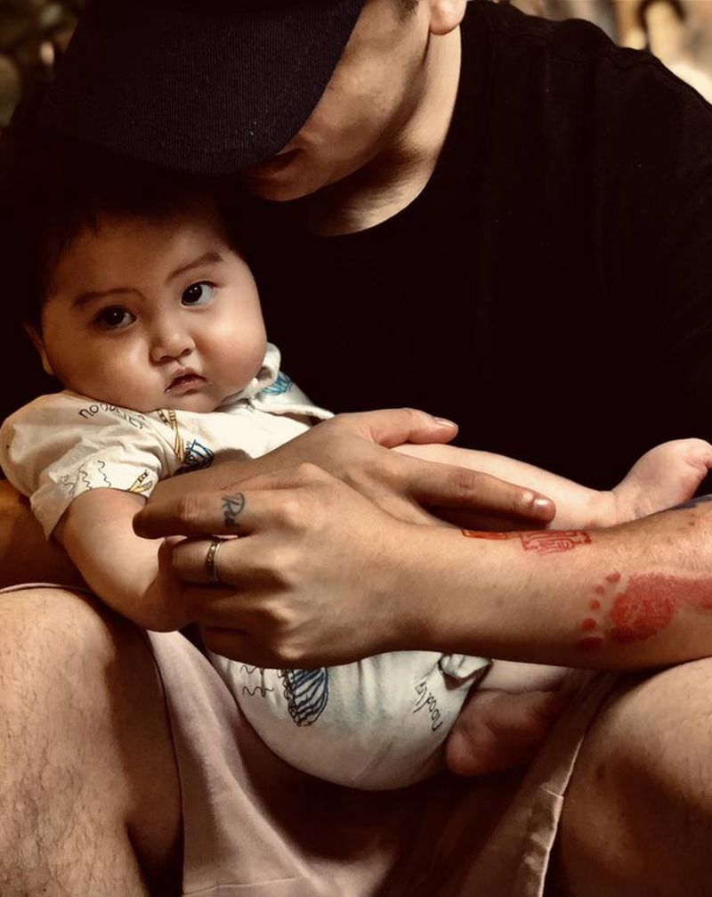 父爱如山纹身图片_手臂水墨纹身图案