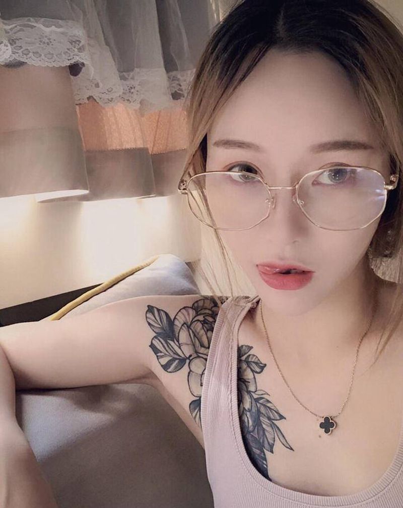 素花客照纹身图片_肩部几何点刺纹身图案