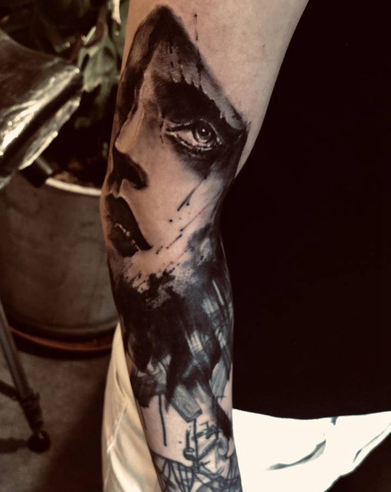 覆盖未完纹身图片_手臂欧美写实水墨纹身图案