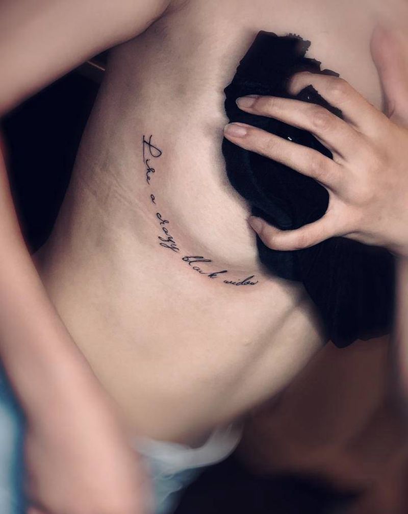 性感小图纹身图片_胸部点刺小清新纹身图案