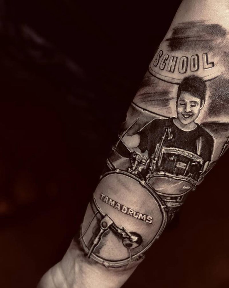 鼓手纹身图片_手臂点刺欧美写实纹身图案