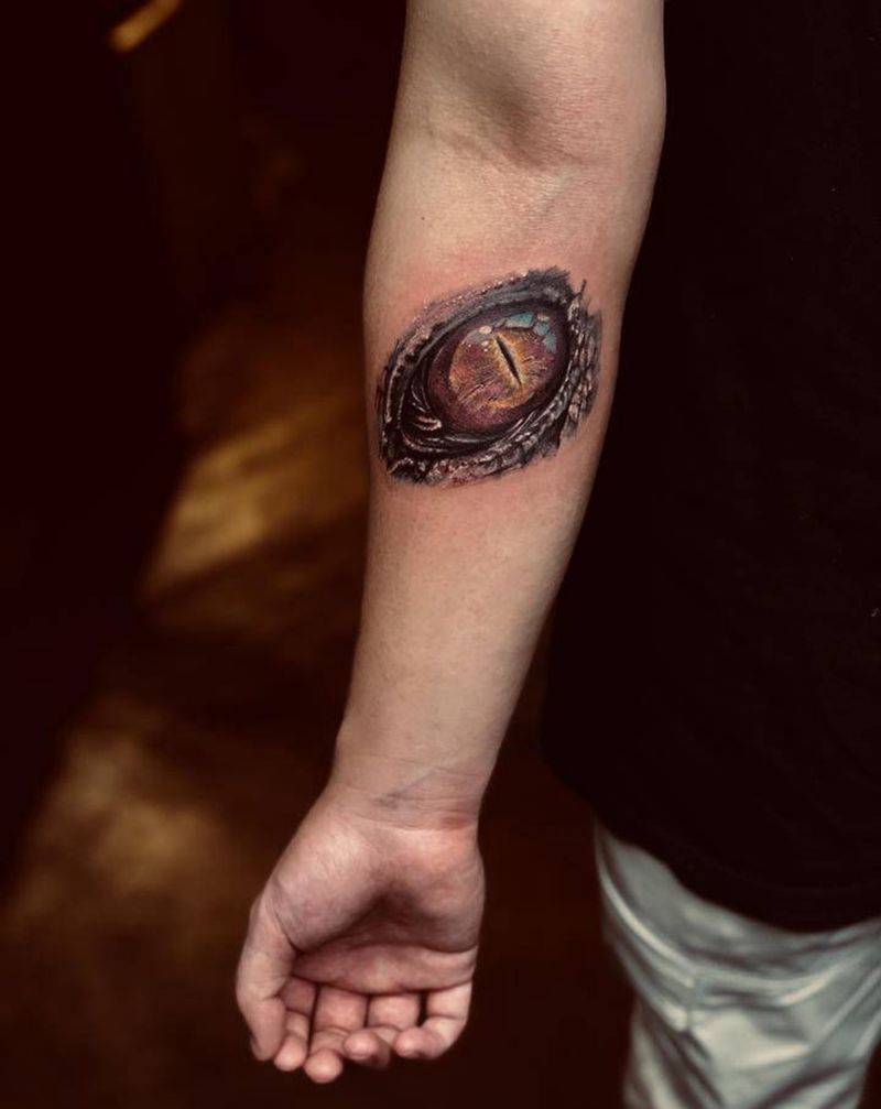 眼睛纹身图片_手臂点刺欧美写实纹身图案