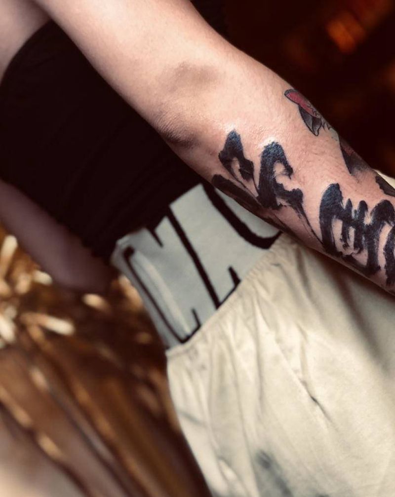 野马纹身图片_手臂水墨点刺纹身图案