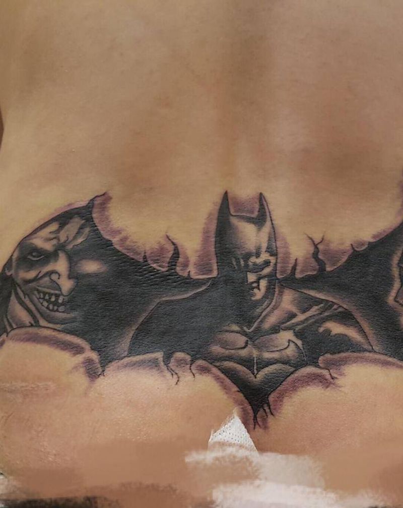 蝙蝠侠300块纹身图片_臀部蝙蝠侠纹身图案