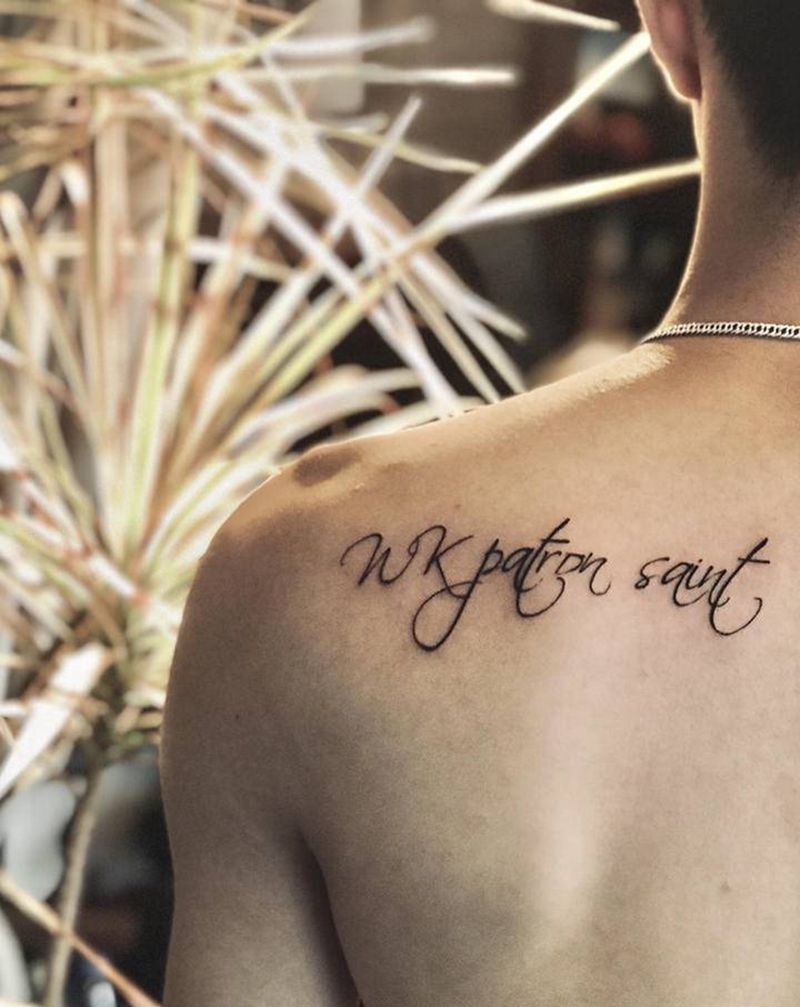 浩然出品纹身图片_背部点刺花体字纹身图案