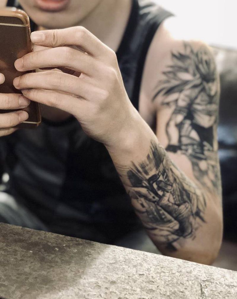 速降车手纹身图片_手臂欧美写实点刺纹身图案