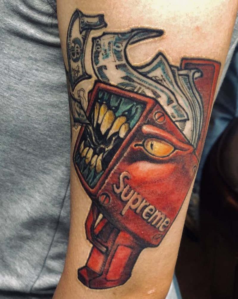喷钱枪恢复后纹身图片_手臂New School点刺纹身图案