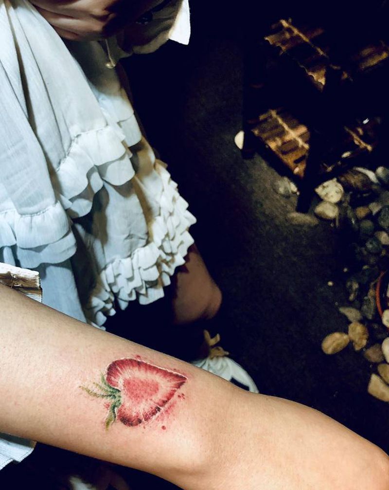 小草莓纹身图片_手臂水彩点刺纹身图案