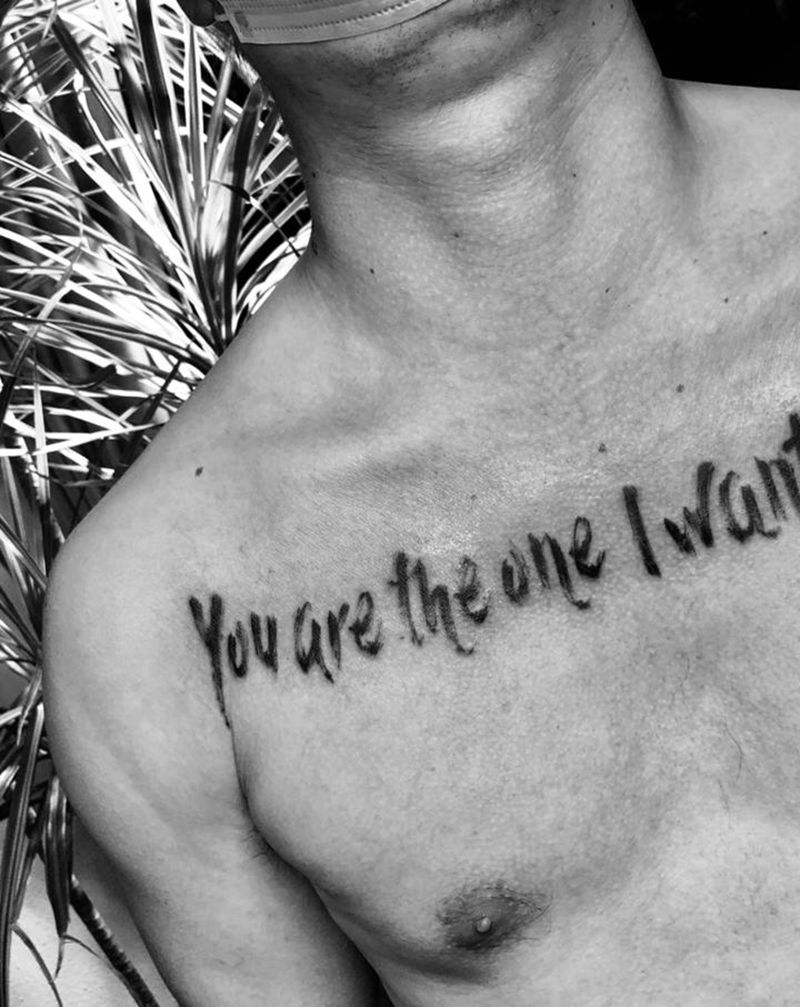 水墨英文纹身图片_胸部水墨纹身图案