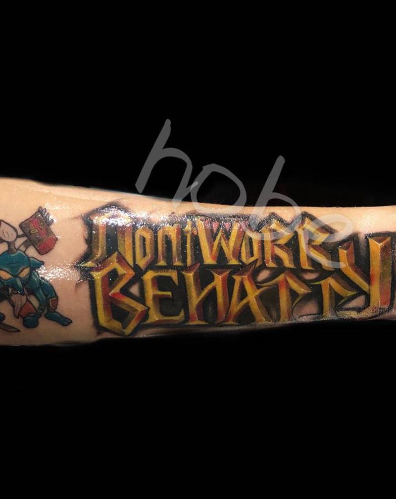 經典魔獸迷纹身图片_手臂Old School花体字纹身图案