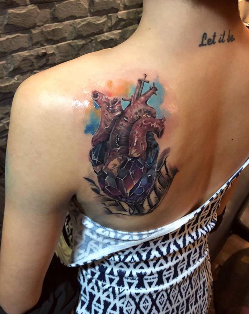 钻石心脏(局部覆蓋)纹身图片_背部肩部欧美写实花体字纹身图案