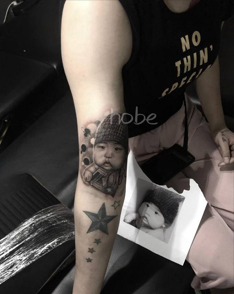 俏像纹身图片_手臂手部欧美写实花体字俏像纹身图案