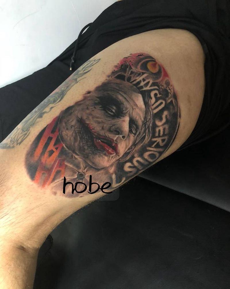 Joker小丑纹身图片_腿部欧美写实花体字小丑Joker纹身图案