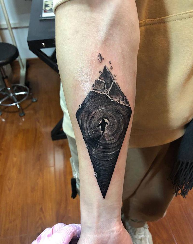 追逐纹身图片_手臂手部点刺几何圖騰剪影意境纹身图案